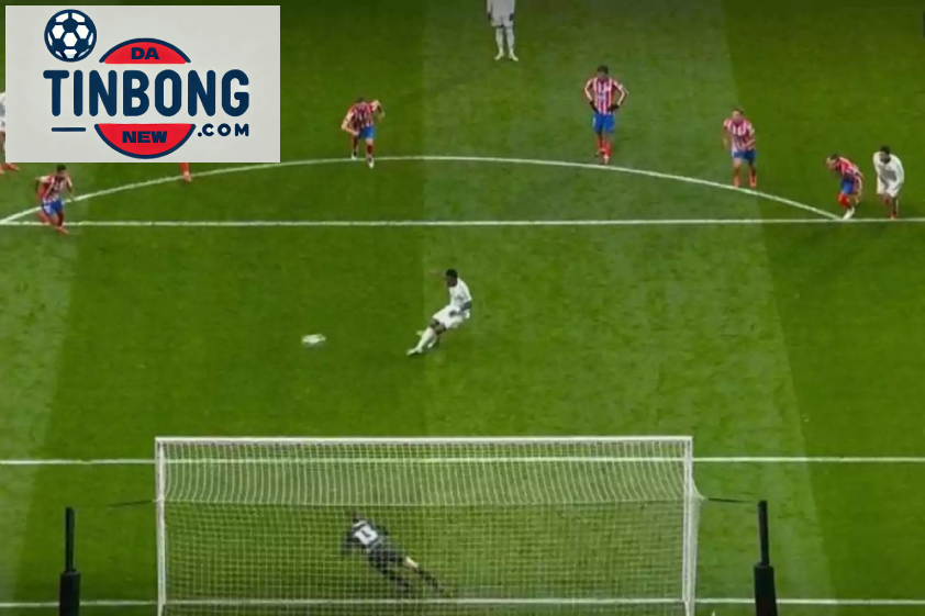 Vinicius thực hiện quả phạt đền không thành công, bỏ lỡ cơ hội quân bình tỉ số 1-1 cho Real Madrid.