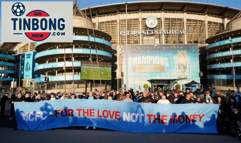CĐV Manchester City biểu tình trước trận đấu với Leicester