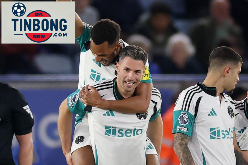 Newcastle thắng Leicester 3-0 ngay từ hiệp 1.