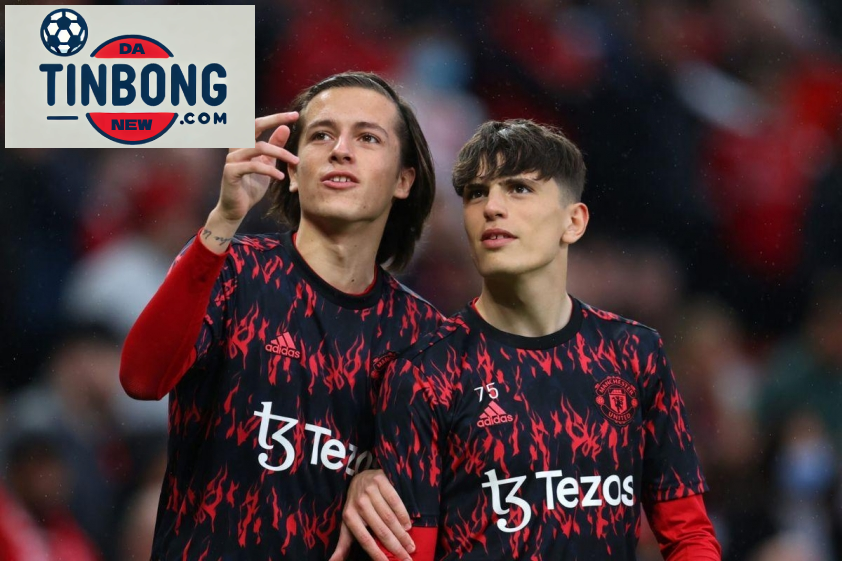 Álvaro Carreras (trái) từng khoác áo MU nhưng chưa được ra sân ở giải đấu chính thức nào