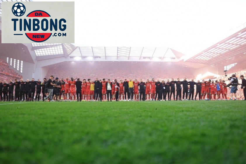 BHL và các cầu thủ khoác vai nhau ăn mừng cùng các CĐV của mình