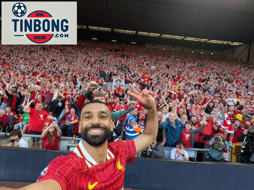 Salah ăn mừng chức vô địch với CĐV Liverpool – Ảnh: Twitter